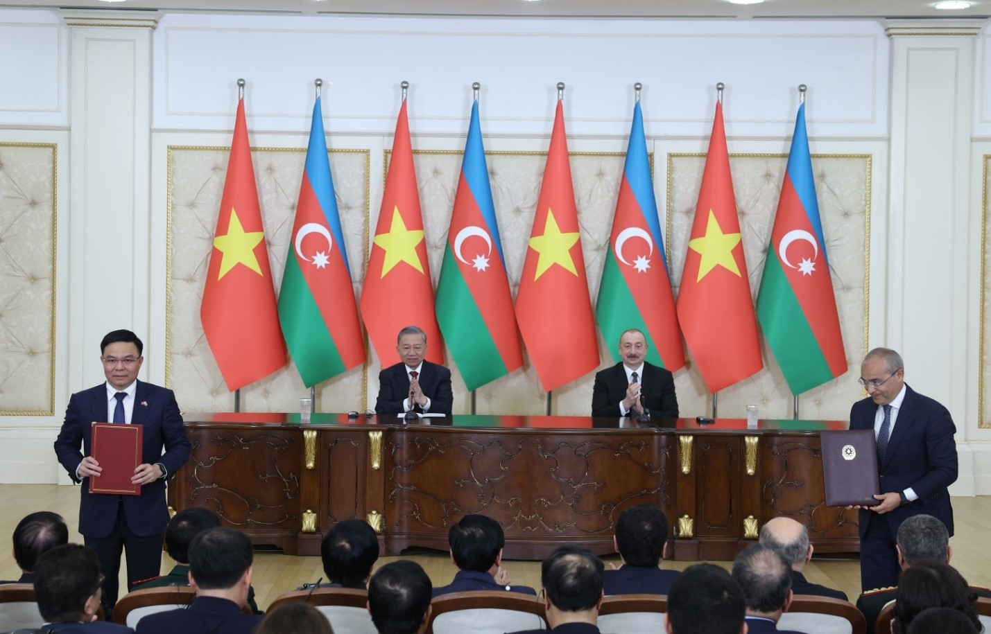 General Secretary Tô Lâm and the President of the Republic of Azerbaijan witness the exchange of Memorandum on oil and gas exploration and production, technical services and education sectors between Vietnam National Industry – Energy Group and Azerbaijan Ministry of Economy.